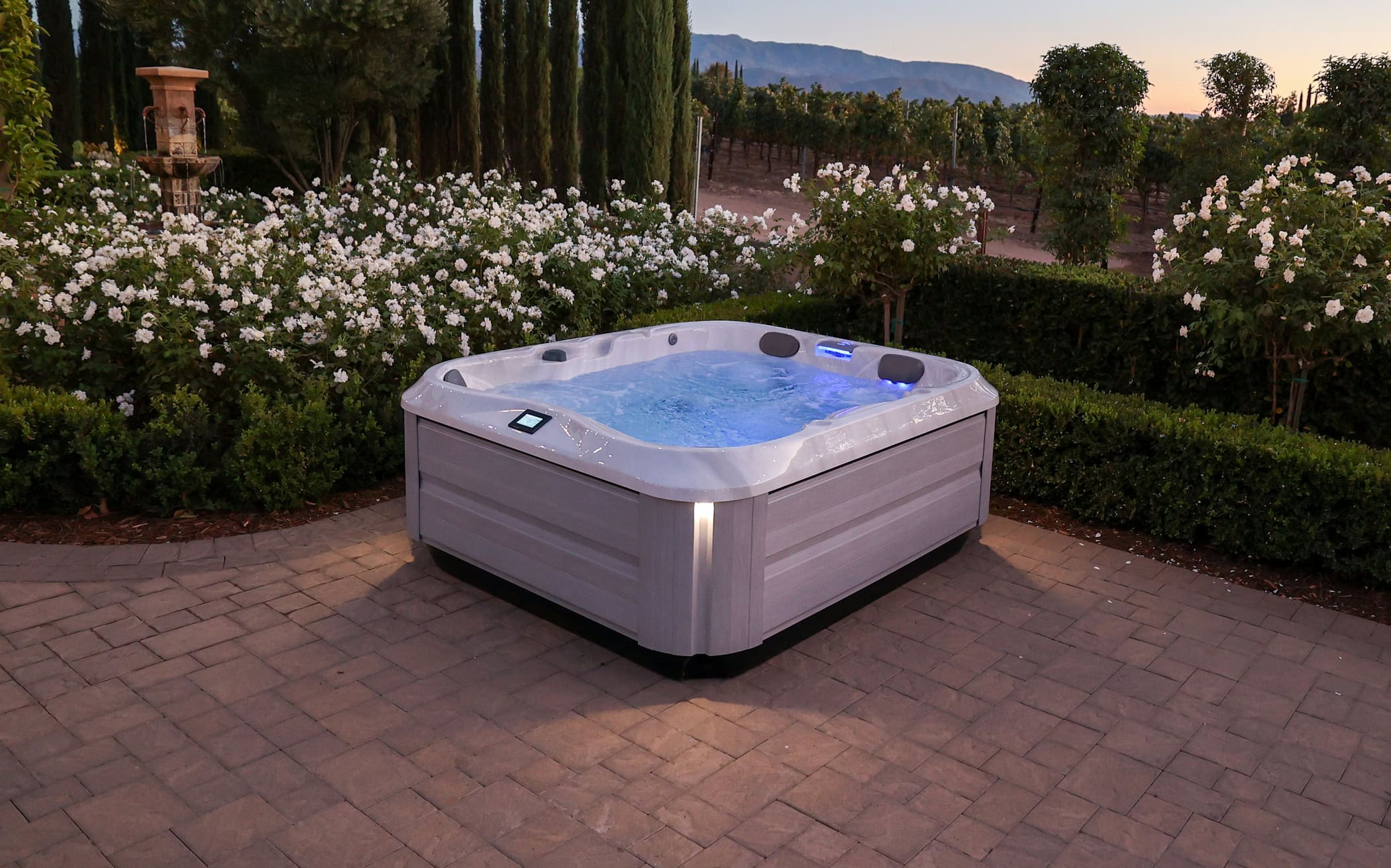 Jacuzzi Hot Tub J-325_Platinum_BrushedGray_Patio02