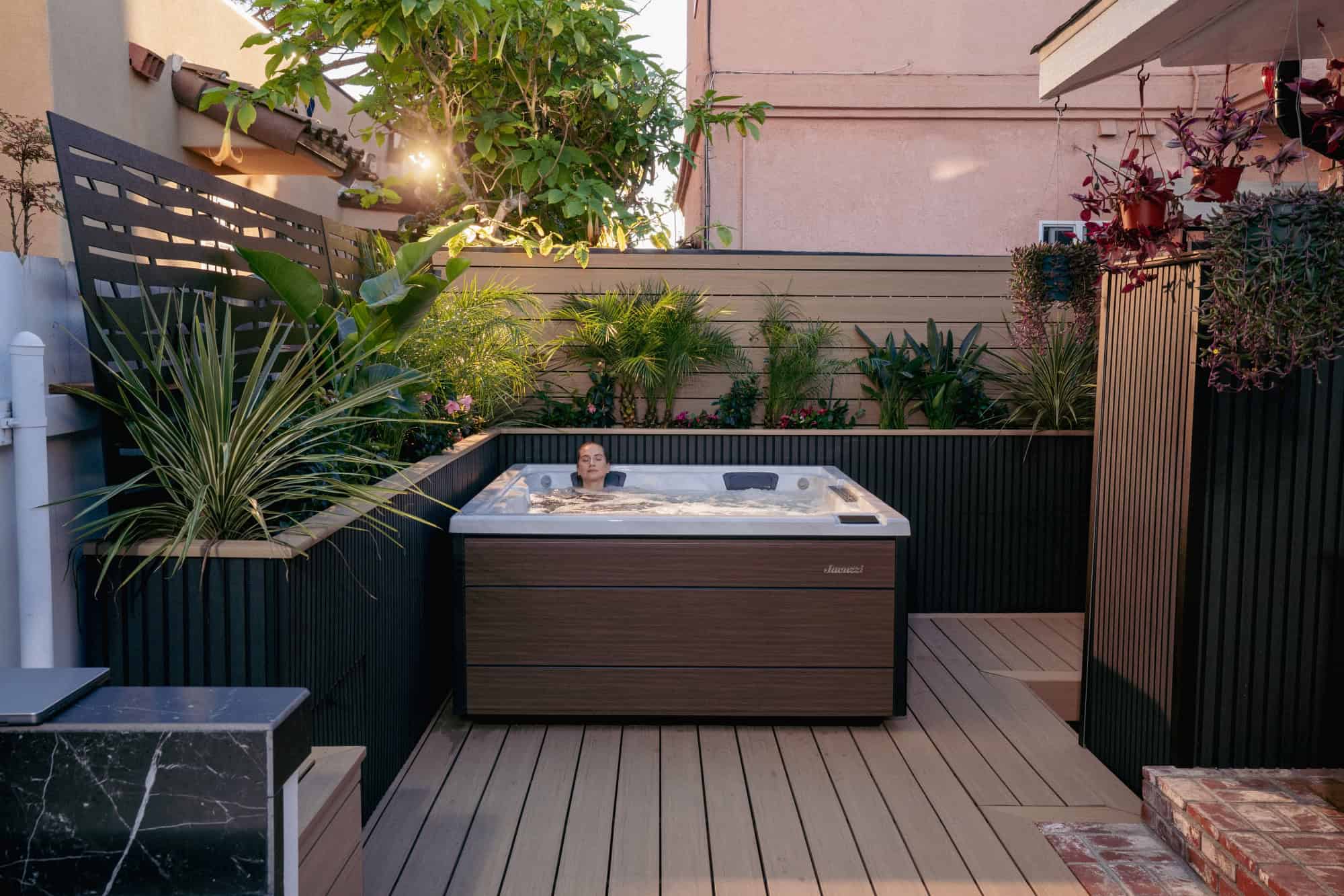jacuzzi-j-404-hot-tub-platinum-modern-hardwood-lifestyle-01